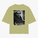 Camiseta com estampa frontal de fotografia em preto e branco de uma pessoa usando óculos escuros, com texto estilizado acima e abaixo da imagem.