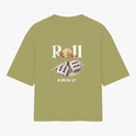 Camiseta com estampa traseira de dados sobre notas de dinheiro, texto estilizado "Roll The Dice", moeda ao fundo e a palavra "RAWBEAT" centralizada.