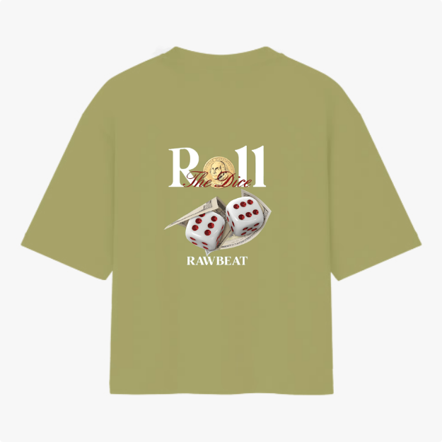 Camiseta com estampa traseira de dados sobre notas de dinheiro, texto estilizado "Roll The Dice", moeda ao fundo e a palavra "RAWBEAT" centralizada.