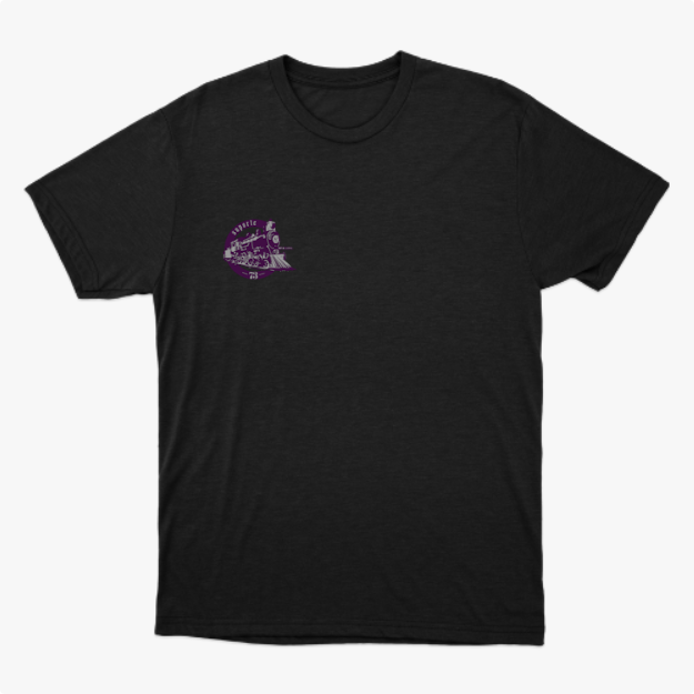 Camiseta com estampa frontal de locomotiva circular e texto "suporte 73", e estampa traseira maior similar, destacando detalhes vintage da locomotiva.