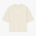 Camiseta com estampa frontal de desenho estilizado minimalista e estampa traseira de dado vermelho flutuante cercado por fumaça sinuosa.