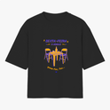 Camiseta com estampa frontal de mesa com garrafas e duas cadeiras, acompanhada das frases “Sexta-feira 9 horas" e "quem fez, fez...”.