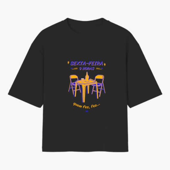Camiseta com estampa frontal de mesa com garrafas e duas cadeiras, acompanhada das frases “Sexta-feira 9 horas" e "quem fez, fez...”.
