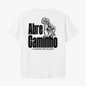 Camiseta com estampa traseira de mão segurando uma chave intricada ao lado das palavras "Abre Caminho" e uma frase menor abaixo, em estilo imponente.