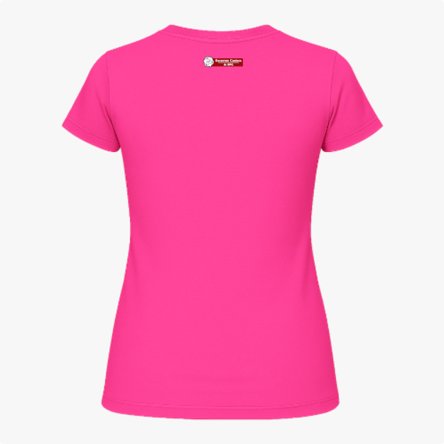 Camiseta com estampa frontal de gato com chapéu de mago, lendo um livro cercado por cristais e névoa; estampa traseira com pequeno logotipo textual.