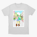 Camiseta com estampa frontal de desenho de uma jovem em cenário urbano, usando botas e gorro, carregando sacola, com prédios e céu ao fundo.