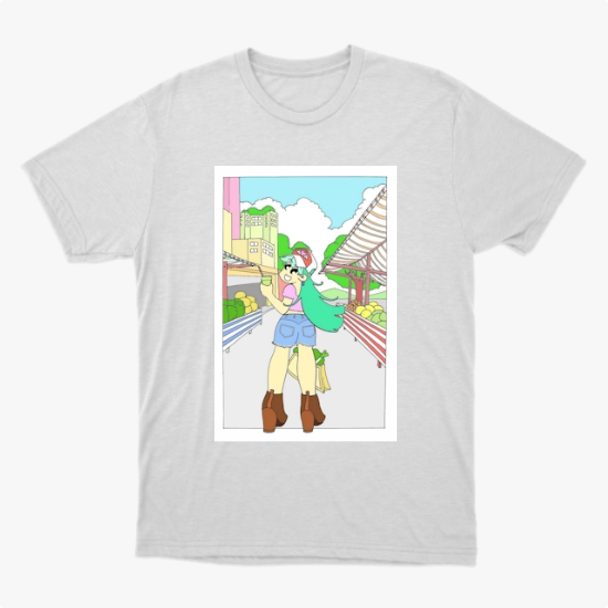 Camiseta com estampa frontal de desenho de uma jovem em cenário urbano, usando botas e gorro, carregando sacola, com prédios e céu ao fundo.