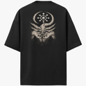 Camiseta com estampa frontal de emblema circular detalhado e estampa traseira de criatura mitológica com tentáculos envolventes e símbolo místico acima.