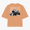 Camiseta com estampa frontal de texto "RIVALS" e estampa traseira de carro de corrida com texto "NO SAFETY. NO MERCY. RIVALS" sobreposto.