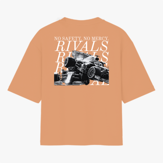 Camiseta com estampa frontal de texto "RIVALS" e estampa traseira de carro de corrida com texto "NO SAFETY. NO MERCY. RIVALS" sobreposto.