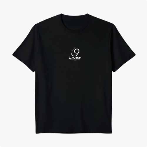 Camiseta com estampa frontal de logotipo minimalista com texto estilizado e estampa traseira de jogador de esportes em ação, cercado por elementos gráficos dinâmicos.