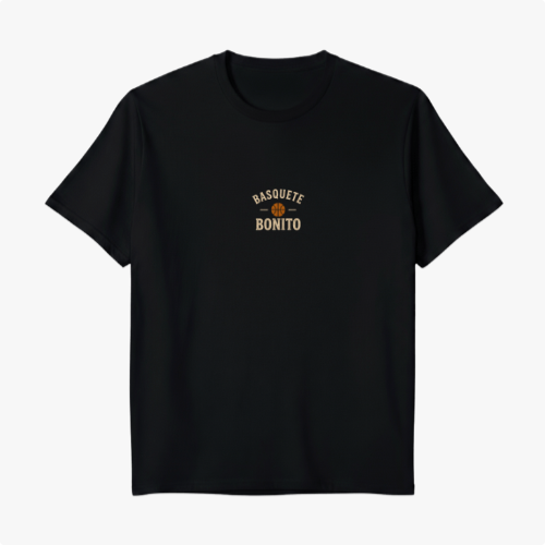 Camiseta com estampa frontal de "Basquete Bonito" com uma bola e estampa traseira de esqueleto com placas de "Repescagem?" e referências à escolhas.