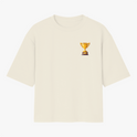 Camiseta com estampa frontal de troféu e estampa traseira de troféu maior acompanhado da frase "QUEM VENCER HERDARÁ TODAS ESSAS COISAS APOCALIPSE 21:7".