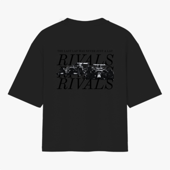 Camiseta com estampa frontal de texto "RIVALS" e estampa traseira de carros de corrida sobrepostos por "RIVALS", com a frase "THE LAST LAP WAS NEVER JUST A LAP".