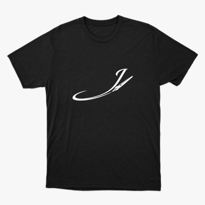 Camiseta com estampa frontal de letra cursiva estilizada acompanhada de pena afiada, formando um design fluido e elegante que se destaca visualmente.