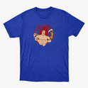 Camiseta com estampa frontal de guerreiro musculoso segurando uma arma sobre fundo circular e estampa traseira de personagem em pose poderosa com texto.