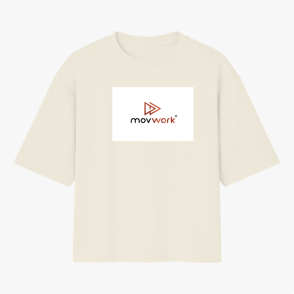 Camiseta com estampa frontal de logotipo minimalista composto por símbolo geométrico e texto estilizado, e estampa traseira de logotipo idêntico.