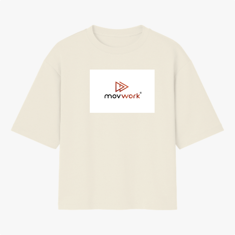 Camiseta com estampa frontal de logotipo minimalista composto por símbolo geométrico e texto estilizado, e estampa traseira de logotipo idêntico.