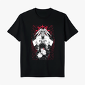 Camiseta com estampa frontal de personagens estilizados de quadrinhos, destacando figuras em poses dinâmicas sob fundo com detalhes arrojados.