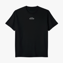Camiseta com estampa frontal de texto "geração Bezalel" e estampa traseira de ilustração artística de artesão em fundo colorido com texto e referência bíblica.