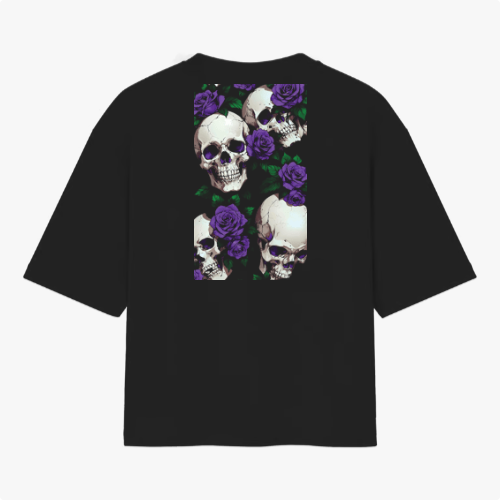Camiseta com estampa traseira de caveiras contrastando com rosas, distribuídas em um padrão simétrico, proporcionando um visual marcante e alternativo.