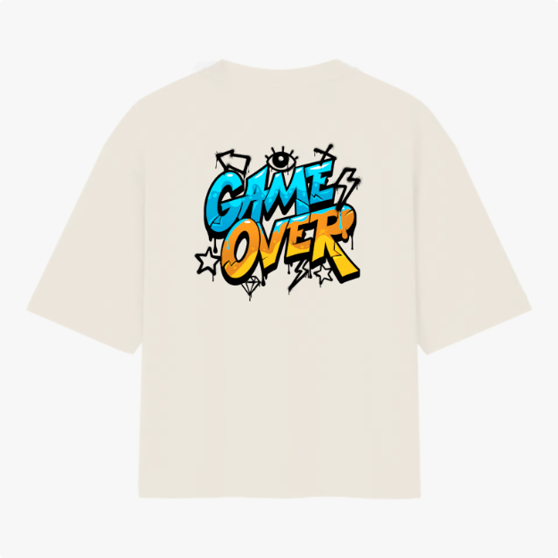Camiseta com estampa traseira de "GAME OVER" em estilo grafite, cercada por elementos como raios, estrelas, olhos e um diamante de forma estilizada.
