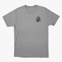 Camiseta com estampa frontal de gato preto segurando um copo, envolto em formas abstratas, e estampa traseira com texto em arco "TUDO SOB CONTROLE".