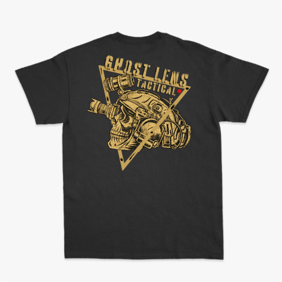 Camiseta com estampa frontal de caveira com óculos táticos dentro de triângulo e estampa traseira de caveira com mesma temática, escrita "Ghost Lens Tactical".