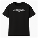Camiseta com estampa frontal de frase estilizada "Violence is Virtue Legio" e estampa traseira de caveira perfurada por espada com inscrição ao redor.