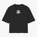 Camiseta com estampa frontal de lettering estilizado "God is Good" e estampa traseira de ilustração de anjo com a palavra "Justice" e detalhes de texto.