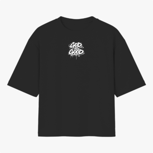 Camiseta com estampa frontal de lettering estilizado "God is Good" e estampa traseira de ilustração de anjo com a palavra "Justice" e detalhes de texto.