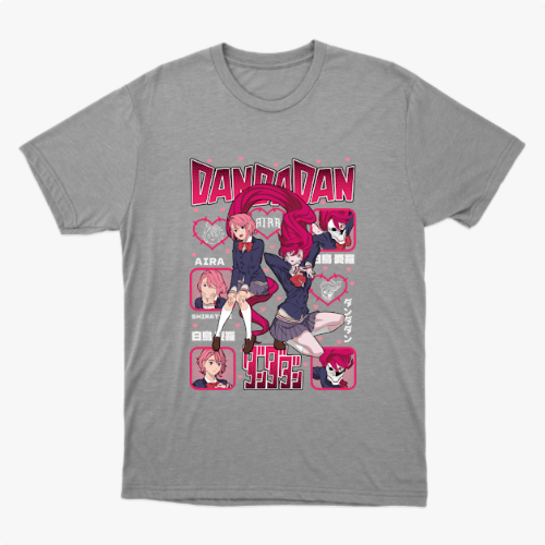 Camiseta com estampa frontal de personagens de anime em poses dinâmicas, cercados por quadrados com retratos menores e textos estilizados japoneses.