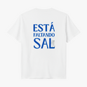 Camiseta com estampa frontal de texto discreto "JOSE", "VERAS", "DESIGN" acompanhando por um símbolo estilizado e estampa traseira grande com "ESTÁ FALTANDO SAL".