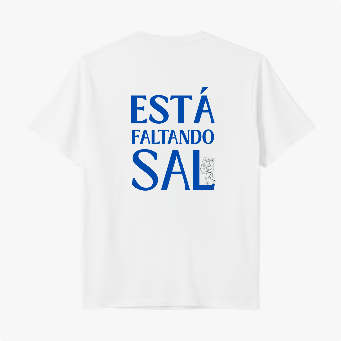 Camiseta com estampa frontal de texto discreto "JOSE", "VERAS", "DESIGN" acompanhando por um símbolo estilizado e estampa traseira grande com "ESTÁ FALTANDO SAL".
