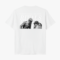Camiseta com estampa frontal de "RIVALS" em letras pequenas e estampa traseira de duas pessoas, texto motivacional e repetição grande da palavra "RIVALS".