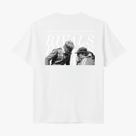 Camiseta com estampa frontal de "RIVALS" em letras pequenas e estampa traseira de duas pessoas, texto motivacional e repetição grande da palavra "RIVALS".