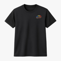Camiseta com estampa frontal de logo artístico com sol e silhueta de cavalo, e estampa traseira de bandeira sobre logo semelhante.