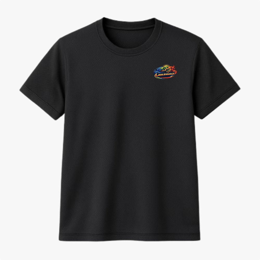 Camiseta com estampa frontal de logo artístico com sol e silhueta de cavalo, e estampa traseira de bandeira sobre logo semelhante.