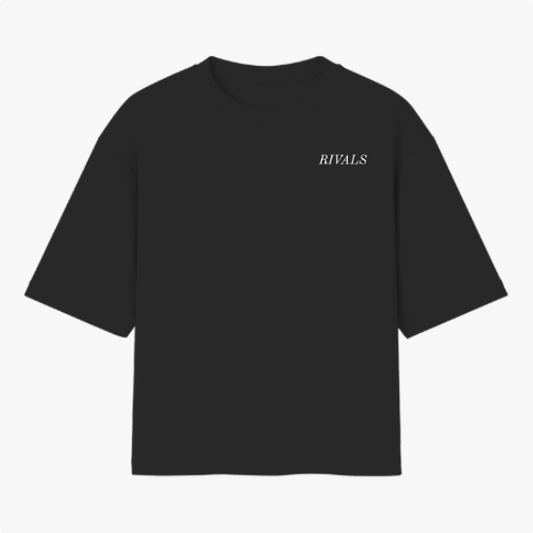 Camiseta com estampa frontal de "RIVALS" no peito e estampa traseira de carros em corrida com texto "THE LAST LAP WAS NEVER JUST A LAP" acima da palavra "RIVALS".