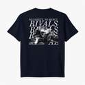 Camiseta com estampa frontal de "RIVALS" em letras elegantes e estampa traseira com imagem de carros de corrida, acompanhada das frases "NO SAFETY. NO MERCY" repetidas.