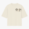 Camiseta com estampa frontal de intrincados padrões florais e texto centralizado, e estampa traseira de figura celestial com a inscrição "A PASTORA".