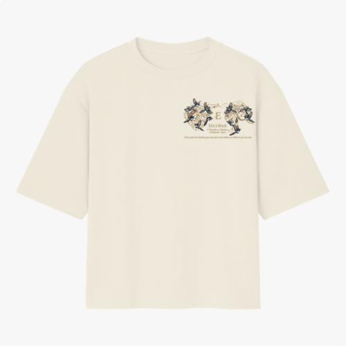 Camiseta com estampa frontal de intrincados padrões florais e texto centralizado, e estampa traseira de figura celestial com a inscrição "A PASTORA".