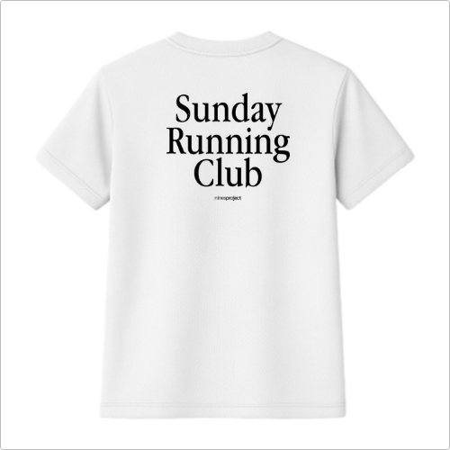 Camiseta com estampa frontal de "Sunday Running Club" em texto pequeno e estampa traseira de "Sunday Running Club" em texto grande centralizado.