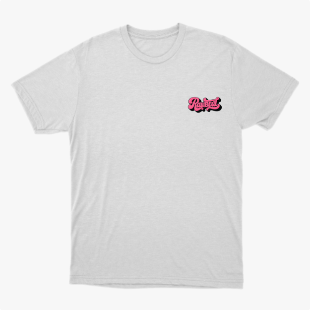 Camiseta com estampa frontal de texto estilizado em fonte cursiva e sombra, escrita "Rawbeat", adicionando um toque moderno e urbano ao design.