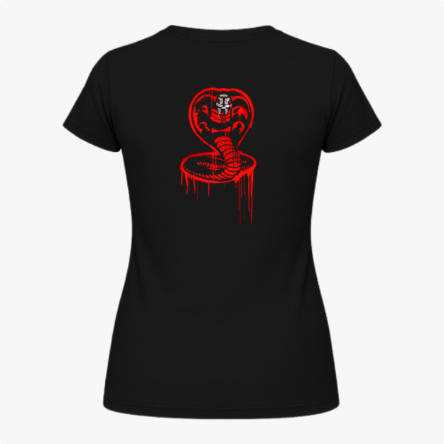 Camiseta com estampa frontal de texto estilizado "No Mercy Club" e estampa traseira de cobra enroscada em posição de ataque com detalhes gotejantes.