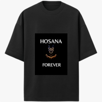 Camiseta com estampa frontal de uma máscara tribal estilizada entre as palavras "HOSANA" e "FOREVER".