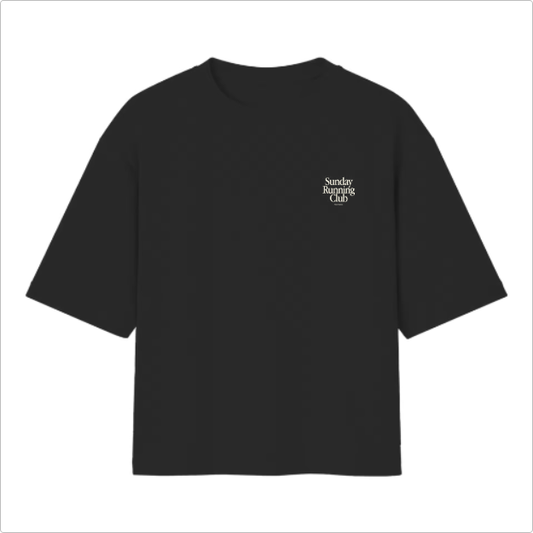 Camiseta com estampa frontal de "Sunday Running Club" em letras pequenas no peito e estampa traseira de "Sunday Running Club" grande, com "Nines Studios".