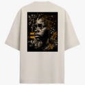 Camiseta com estampa frontal de logotipo minimalista e estampa traseira de retrato artístico de criança combinando elementos geométricos e orgânicos.