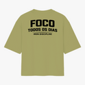 Camiseta com estampa frontal de texto “IRON DISCIPLINE” estilizado e, na estampa traseira, texto “FOCO TODOS OS DIAS” em negrito com “IRON DISCIPLINE”.
