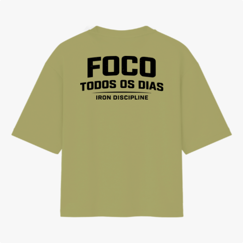 Camiseta com estampa frontal de texto “IRON DISCIPLINE” estilizado e, na estampa traseira, texto “FOCO TODOS OS DIAS” em negrito com “IRON DISCIPLINE”.